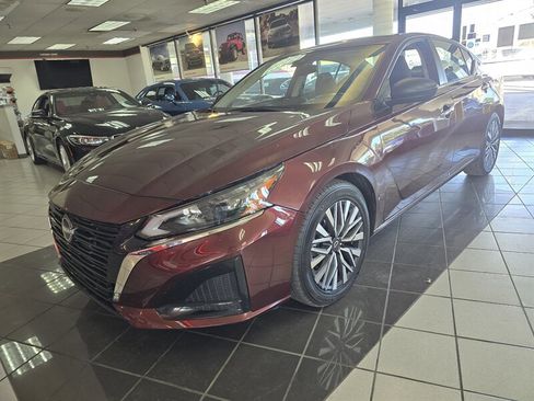 Used 2024 Nissan Altima 2.5 SV image 1