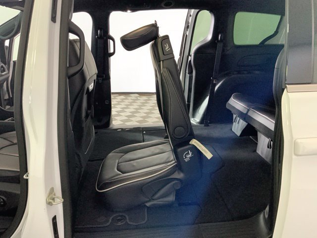 Used 2026 Chrysler Pacifica Limited FWD image 37