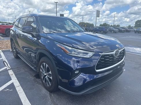 Used 2021 Toyota Highlander XLE FWD image 3