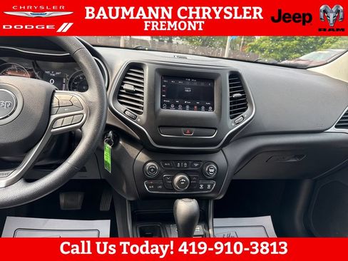 Used 2019 Jeep Cherokee Latitude w/ Popular Appearance Group FWD image 21