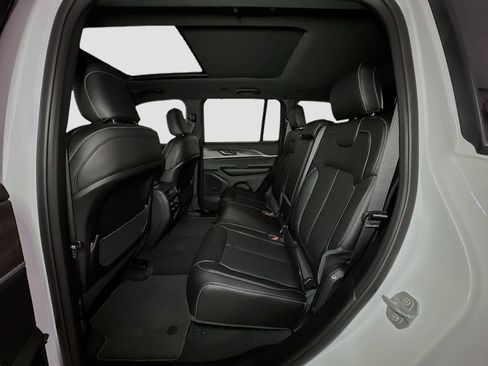 New 2025 Jeep Grand Cherokee Limited w/ Luxury Tech Group II AWD/4WD image 16