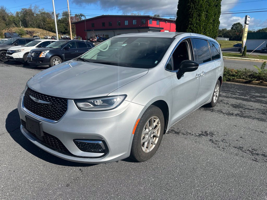 Used 2024 Chrysler Pacifica Touring-L FWD image 7