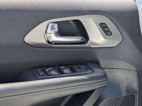 Used 2025 Chrysler Pacifica Select FWD image 16