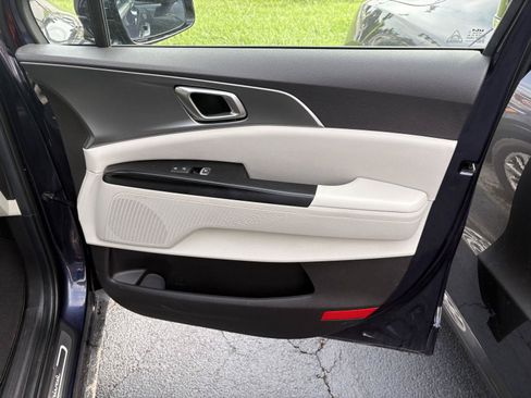 Used 2023 Kia Carnival LX FWD image 16