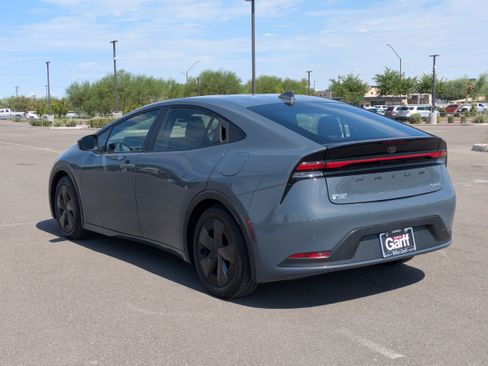 Used 2025 Toyota Prius LE FWD image 3