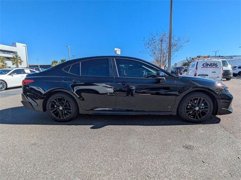 Used 2025 Toyota Camry SE image 2