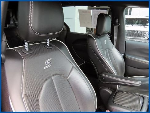 Used 2025 Chrysler Pacifica Limited FWD image 9