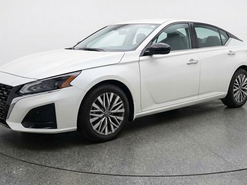 Used 2025 Nissan Altima 2.5 SV image 3