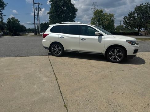 Used 2018 Nissan Pathfinder Platinum AWD/4WD image 10