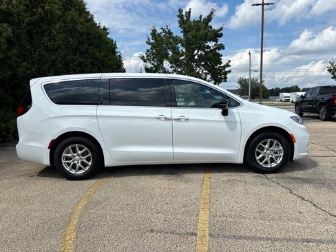 Used 2026 Chrysler Pacifica Select FWD image 7