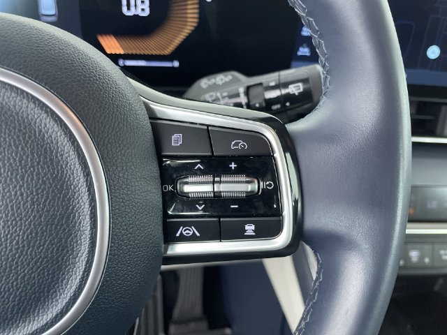 Used 2025 Kia Carnival EX FWD image 33