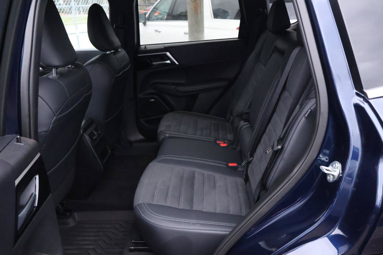 Used 2025 Mitsubishi Outlander SE FWD image 14