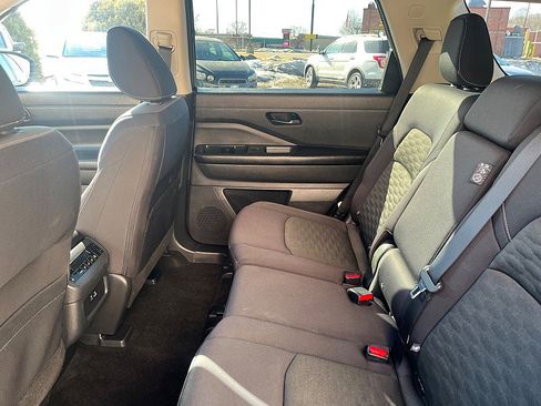 Used 2024 Nissan Pathfinder SV image 16