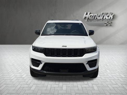 Used 2023 Jeep Grand Cherokee Altitude AWD/4WD image 3