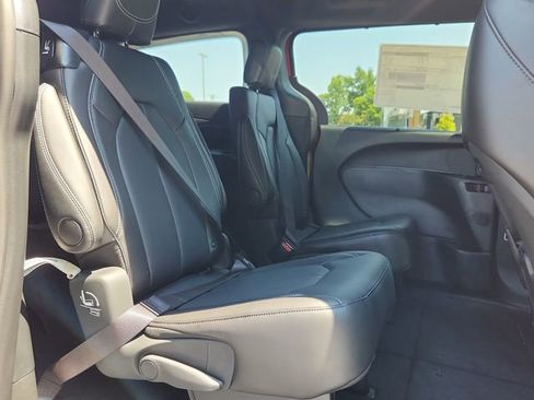 New 2026 Chrysler Pacifica Select image 7