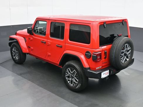 Used 2025 Jeep Wrangler Unlimited Sahara AWD/4WD image 19