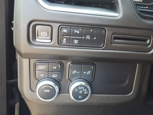 Certified 2023 GMC Yukon XL SLT w/ SLT Premium Package AWD/4WD image 18