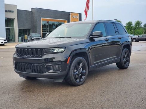 Used 2023 Jeep Grand Cherokee Altitude AWD/4WD image 2