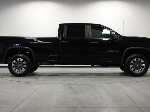 Used 2024 Chevrolet Silverado 2500 Custom image 3