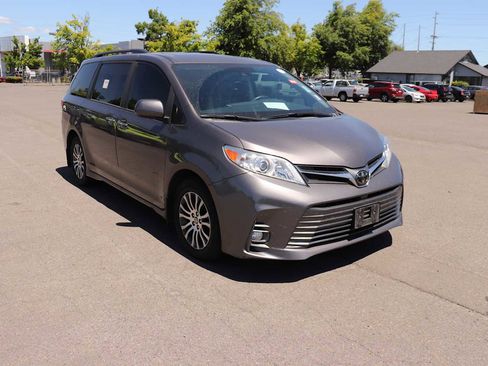 Used 2020 Toyota Sienna XLE Premium w/ Carpet Mat Package FWD image 3