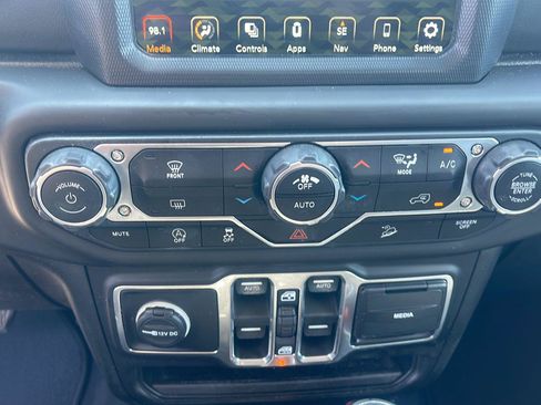 Used 2018 Jeep Wrangler Unlimited Sahara AWD/4WD image 27