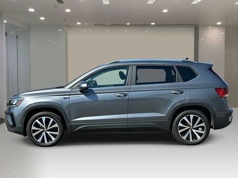 Used 2022 Volkswagen Taos SE w/ Panoramic Sunroof Package FWD image 2