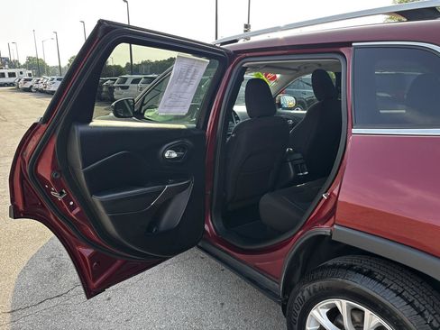 Used 2019 Jeep Cherokee Latitude w/ Popular Appearance Group AWD/4WD image 13