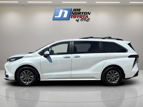 Used 2023 Toyota Sienna XLE FWD image 8