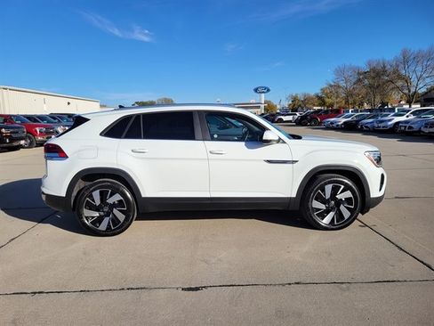 Used 2025 Volkswagen Atlas Cross Sport SE image 2