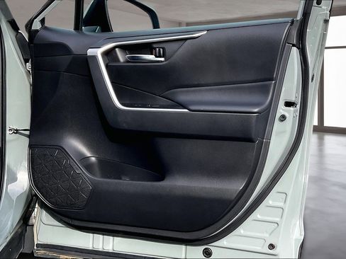 Used 2022 Toyota RAV4 XLE image 28