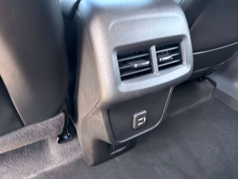 Used 2023 GMC Terrain SLT w/ Tech Package FWD image 16