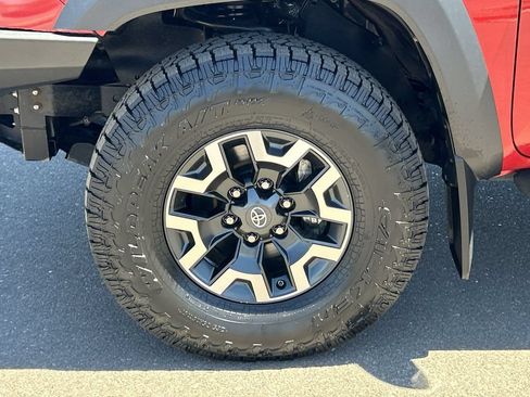 Used 2020 Toyota Tacoma TRD Off-Road w/ Advanced Technology Package AWD/4WD image 32