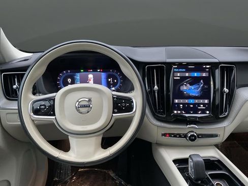 Used 2023 Volvo XC60 B5 Plus image 5