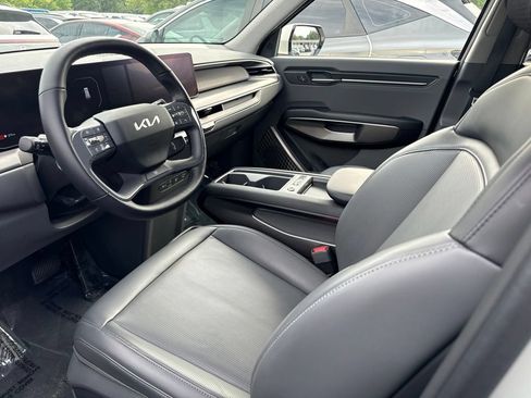 Used 2024 Kia EV9 Light Long Range RWD image 3
