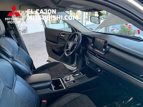 Used 2023 Mitsubishi Outlander SE image 23
