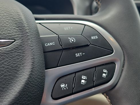 Used 2024 Chrysler Pacifica Limited FWD image 30