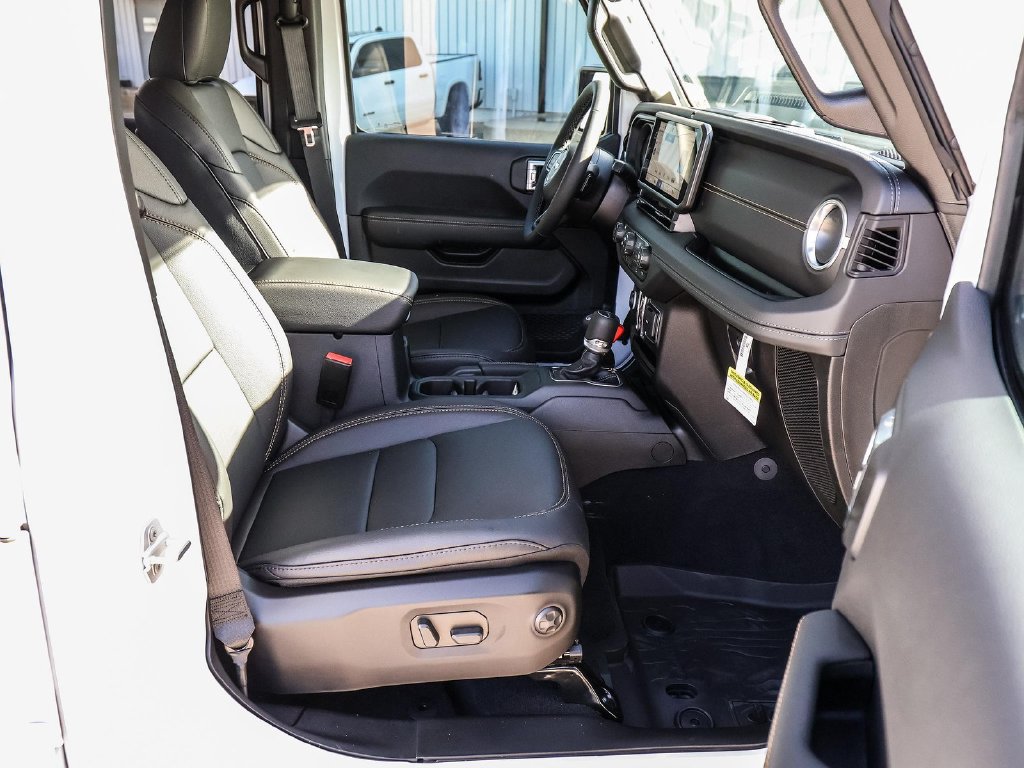 Used 2025 Jeep Gladiator Mojave AWD/4WD image 12