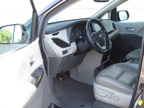 Used 2016 Toyota Sienna XLE w/ XLE Navigation Package FWD image 9