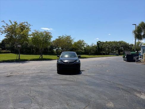 Used 2021 Toyota Venza LE image 10