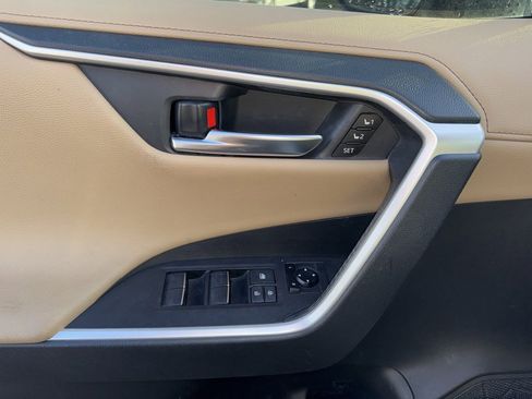 Used 2019 Toyota RAV4 Limited image 7