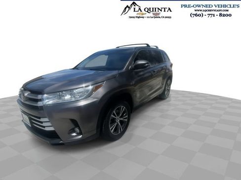 Used 2019 Toyota Highlander Plus FWD image 4