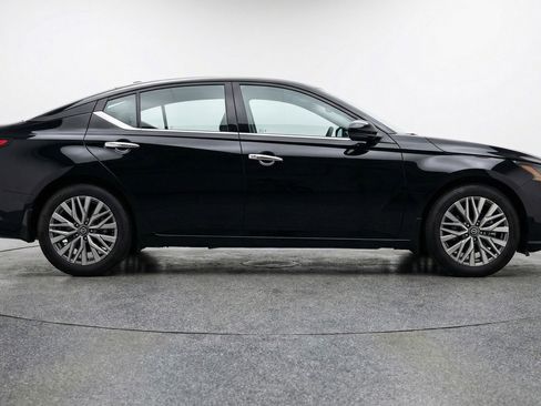 Used 2025 Nissan Altima 2.5 SV FWD image 11