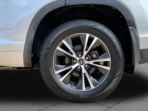 Used 2018 Toyota Highlander Plus FWD image 11