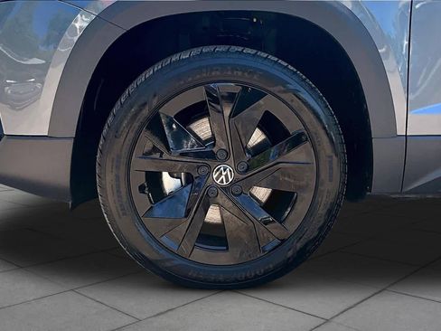 Used 2025 Volkswagen Taos SE w/ Black Wheel Package image 11