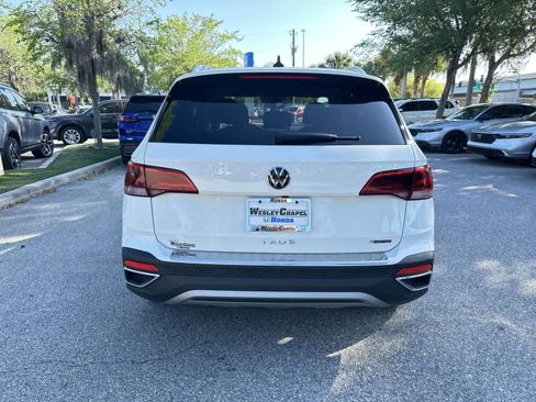 Used 2023 Volkswagen Taos SE w/ Panoramic Sunroof Package AWD/4WD image 5