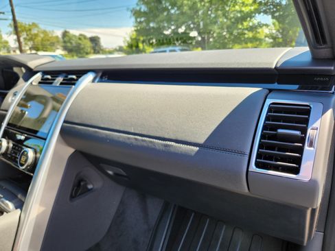 Used 2025 Land Rover Discovery S image 17