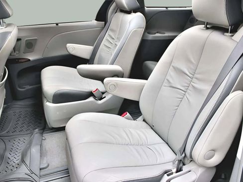 Used 2011 Toyota Sienna Limited image 31