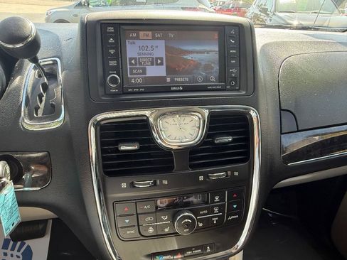 Used 2011 Chrysler Town & Country Limited FWD image 10