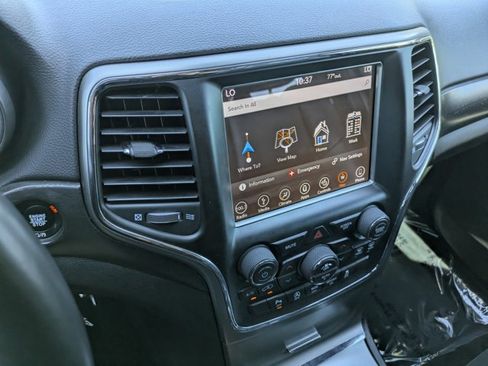 Used 2018 Jeep Grand Cherokee Altitude AWD/4WD image 12