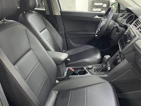 Used 2020 Volkswagen Tiguan SE w/ Panoramic Sunroof Package image 6
